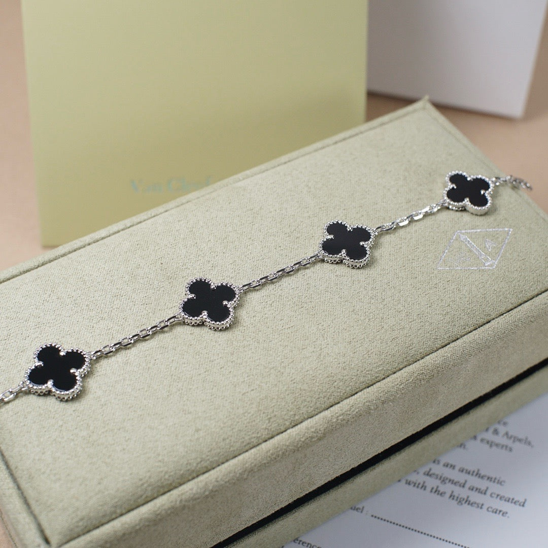 VCA CLOVER 5 MOTIF ONYXS BRACELET COLLECTION